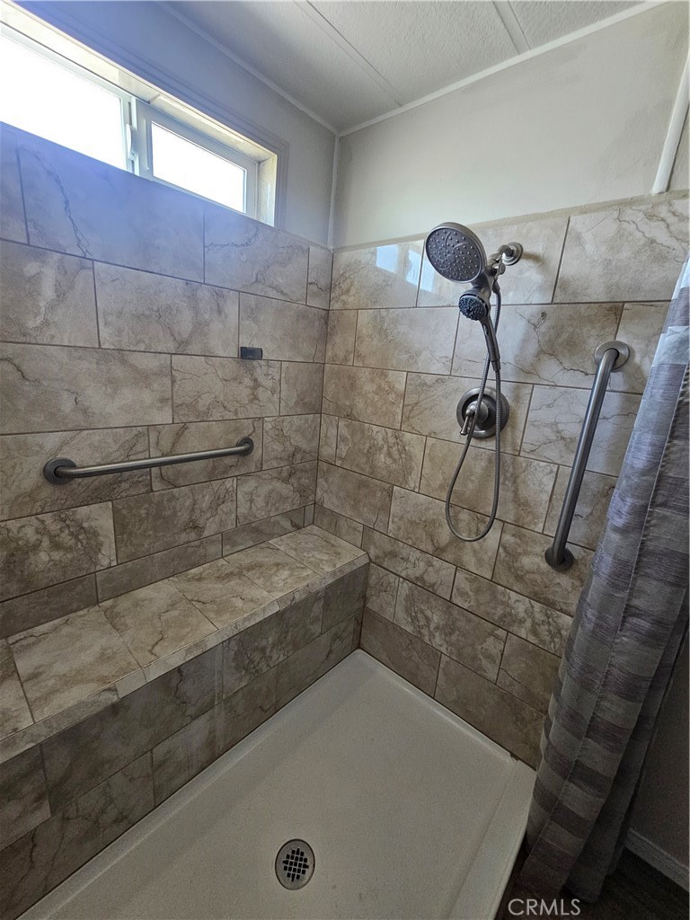 999 South Santa Fe Avenue, Unit 86 San Jacinto, CA 92583 - Photo 21 of 23 a bathroom with a shower