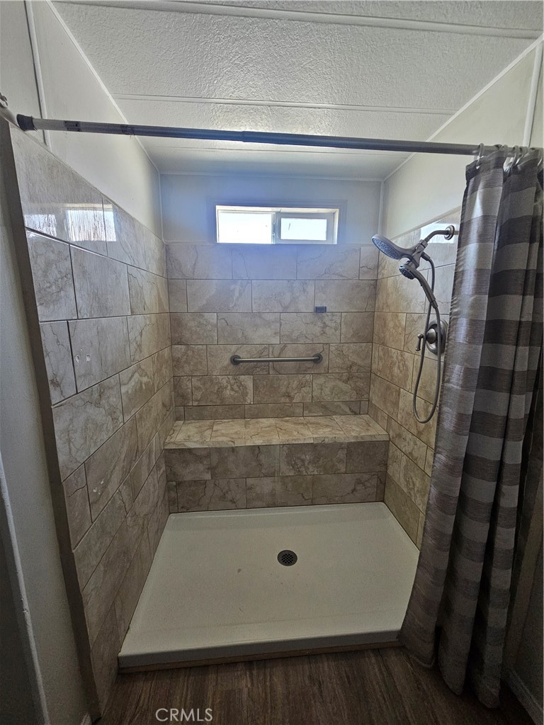 999 South Santa Fe Avenue, Unit 86 San Jacinto, CA 92583 - Photo 3 of 23 a bathroom with a bathtub