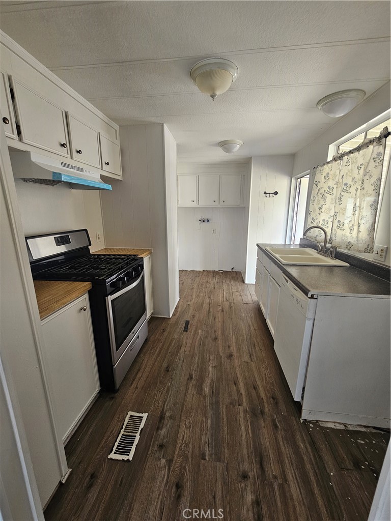 999 South Santa Fe Avenue, Unit 86 San Jacinto, CA 92583 - Photo 10 of 23 a kitchen with wooden floors and appliances