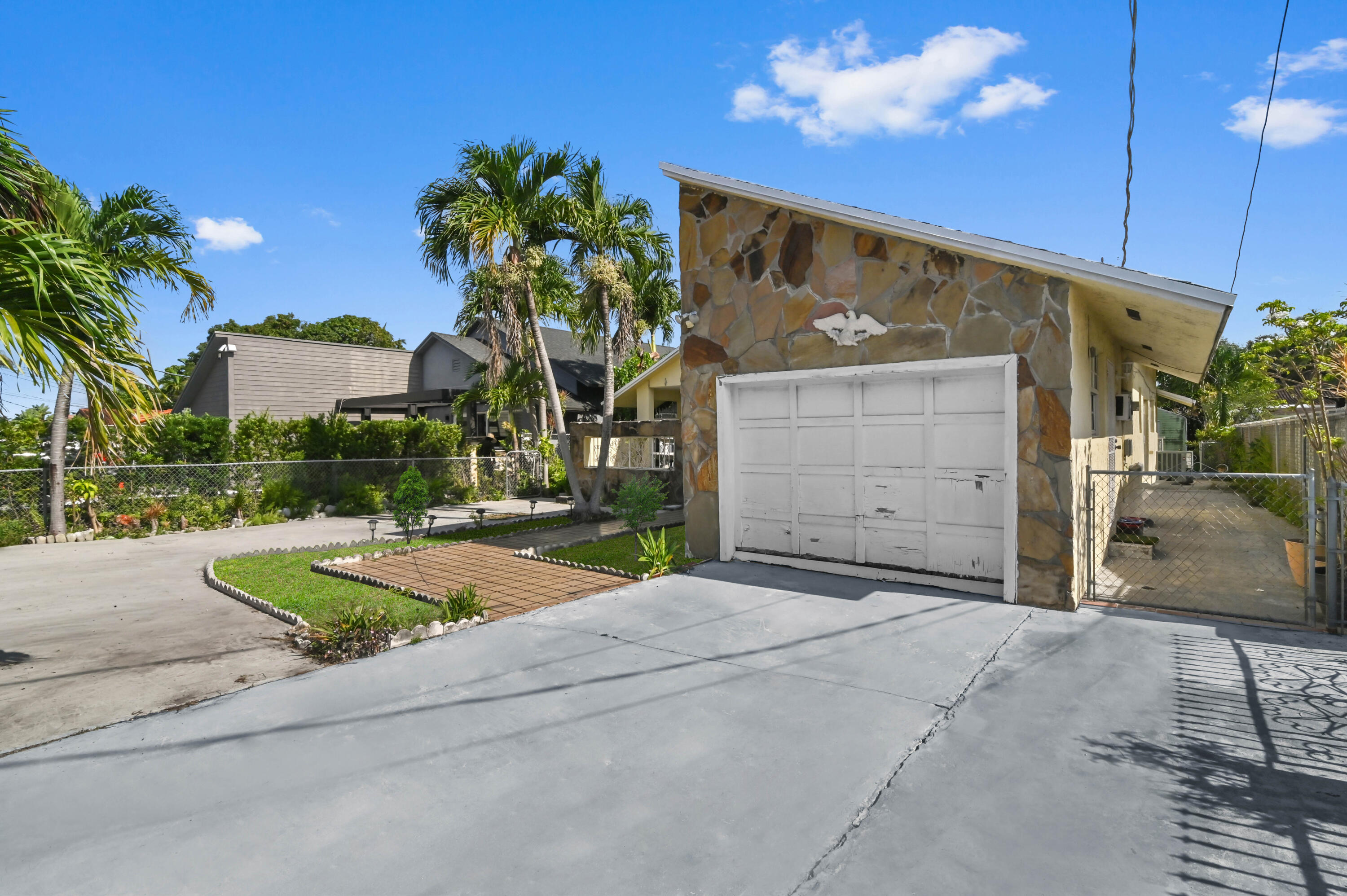 7337 Southwest 21st Street Miami, FL 33155 - Photo 25 of 32 03 Front 03