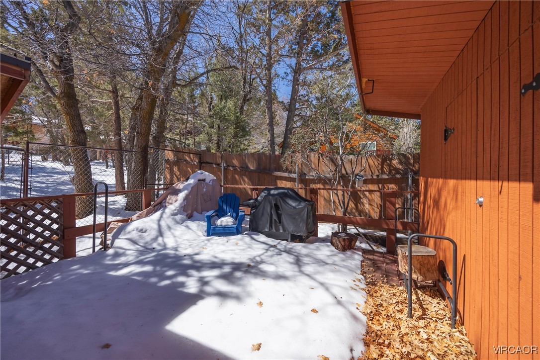 742 Cedar Lane Sugarloaf, CA 92386 - Photo 19 of 22 a view of outdoor space and porch