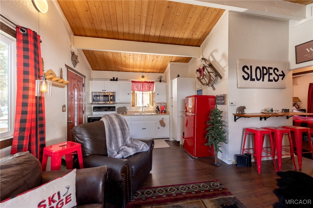 742 Cedar Lane Sugarloaf, CA 92386 - Photo 7 of 22 a view of gym equipment and living room