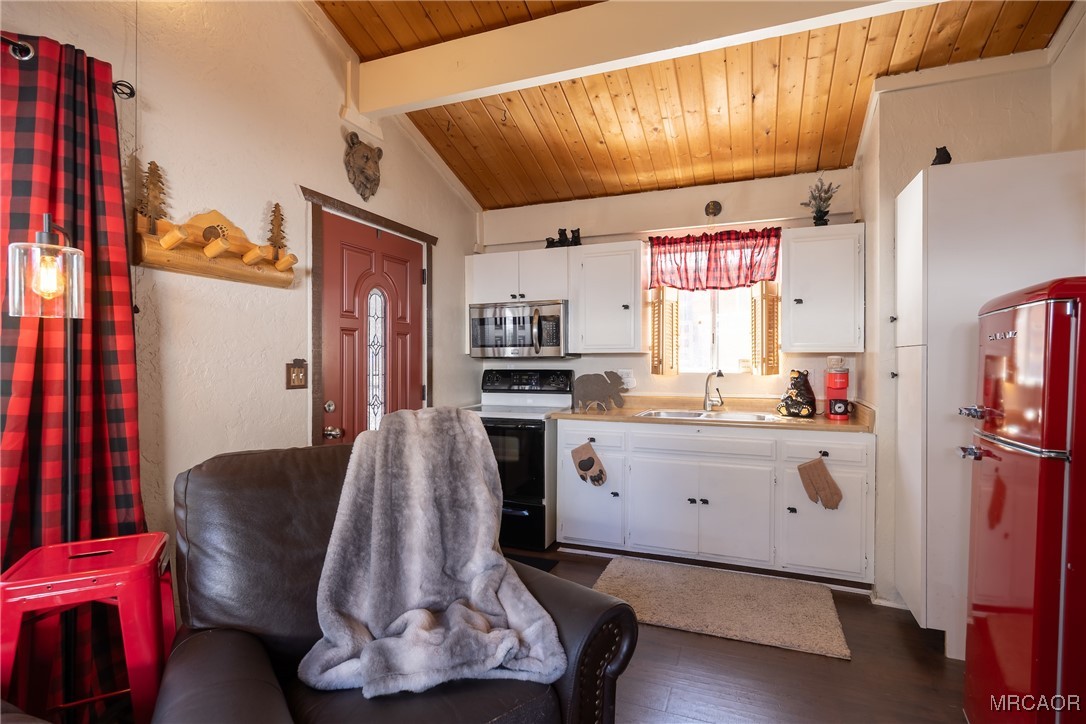 742 Cedar Lane Sugarloaf, CA 92386 - Photo 9 of 22 a kitchen with stainless steel appliances kitchen island granite countertop a refrigerator and a stove top oven