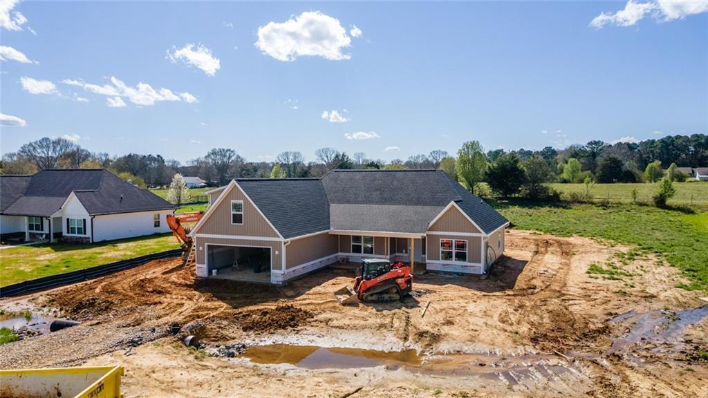 a view of a house with backyard