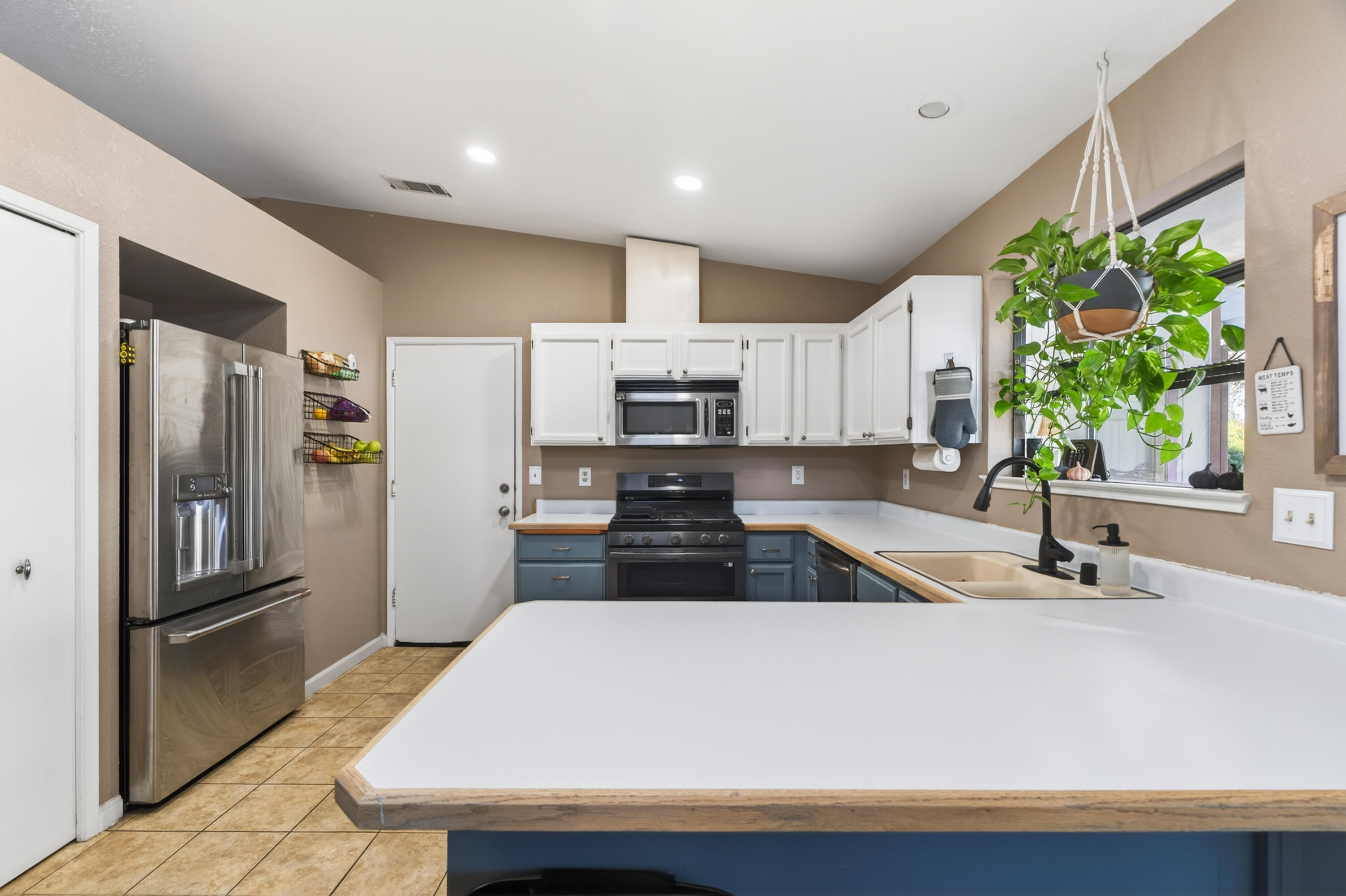 3733 Capricorn Way Redding, CA 96002 - Photo 6 of 28 3733 Capricorn-02542