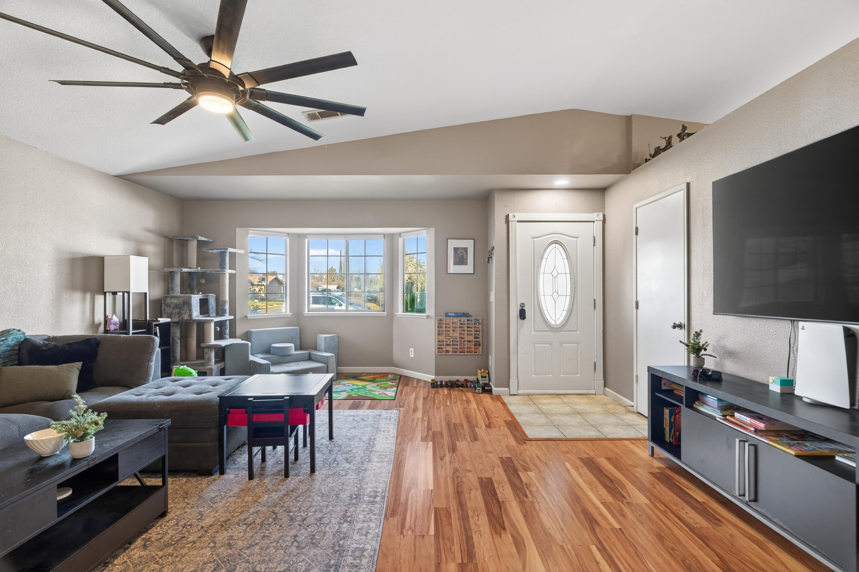 3733 Capricorn Way Redding, CA 96002 - Photo 10 of 28 3733 Capricorn-02559