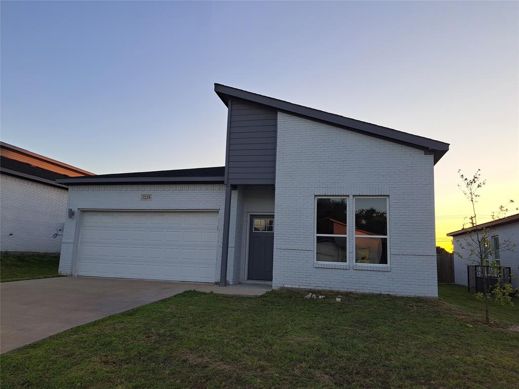 3235 Noor Street Dallas, TX 75233 - Photo 3 of 19 a house with a outdoor space
