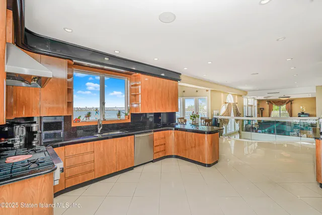 $3,977,000 | 30 Aviva Court | Tottenville