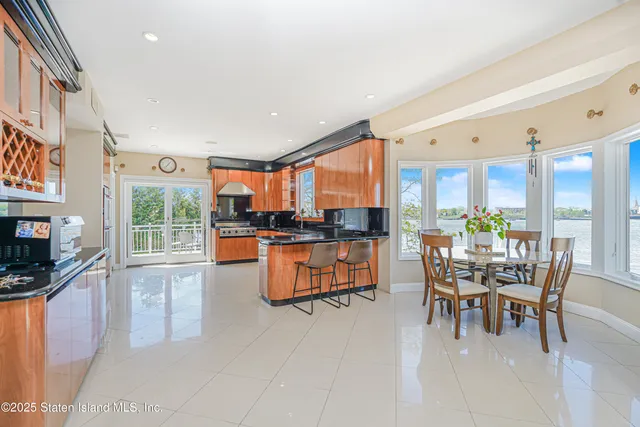 $3,977,000 | 30 Aviva Court | Tottenville