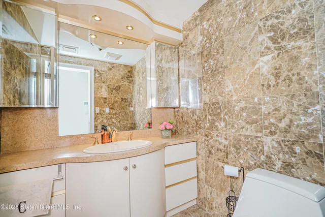 $3,977,000 | 30 Aviva Court | Tottenville