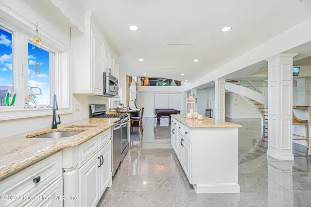 $3,977,000 | 30 Aviva Court | Tottenville