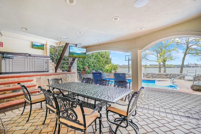 $3,977,000 | 30 Aviva Court | Tottenville