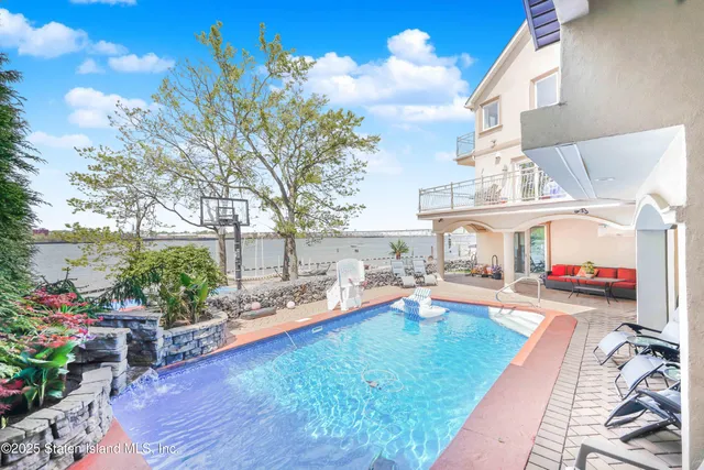 $3,977,000 | 30 Aviva Court | Tottenville