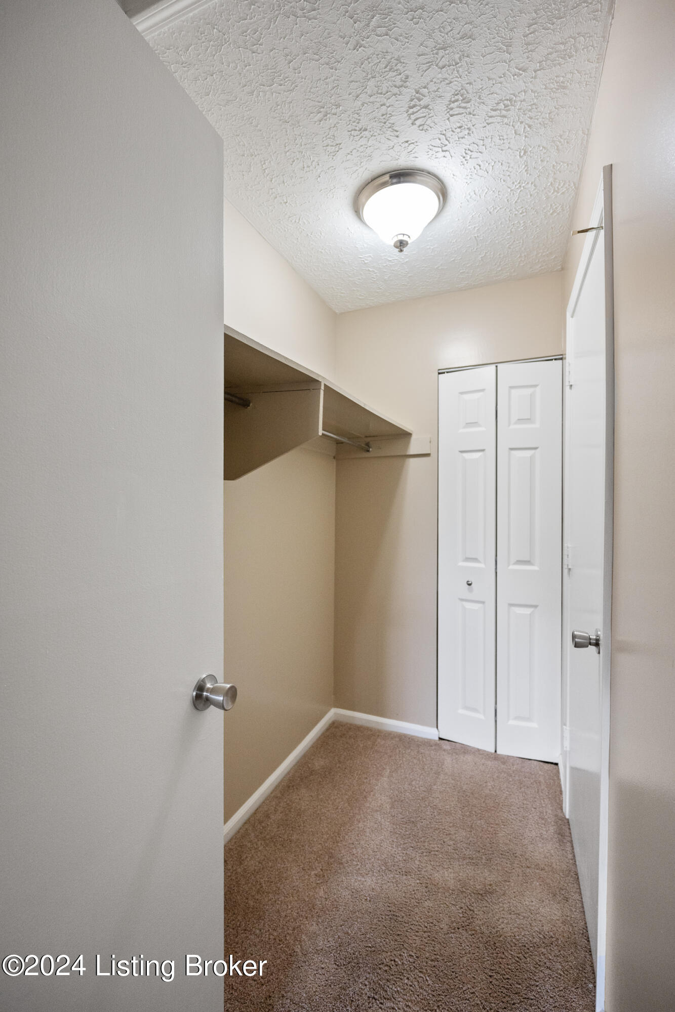 2300 Dundee Road, Unit 15 Louisville, KY 40205 - Photo 17 of 24 Walk in closet