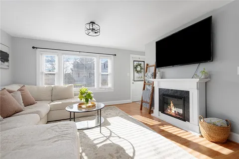 $365,000 | 350 Fort Street, East Providence, RI 02914