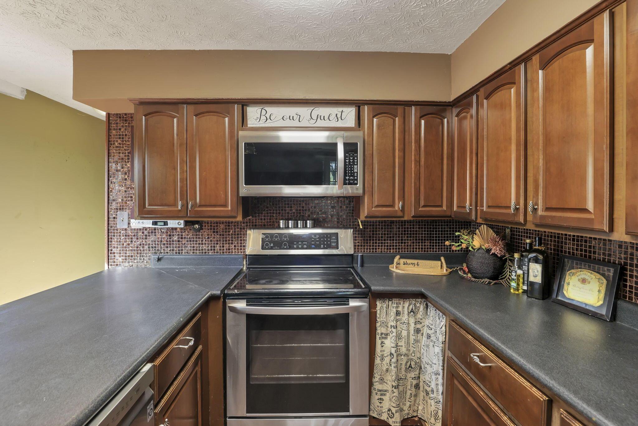 6346 Clark State Road Columbus, OH 43230 - Photo 14 of 42 16-web-or-mls-0N4A3028