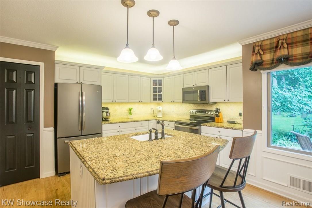 16897 Ryan Road Livonia, MI 48154 - Photo 6 of 34 Ryan Road_16897-Entry-Kitchen-Dining-27.jpg