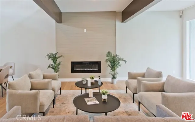 a view of entryway with furniture