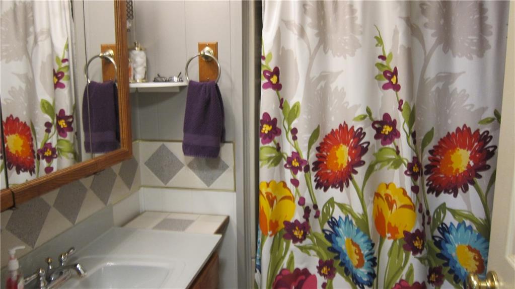 40 Fulton Road Canonsburg, PA 15317 - Photo 10 of 23 Cheerful full bath on main floor