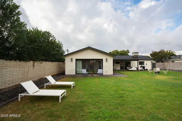 a view of a house with backyard and garden