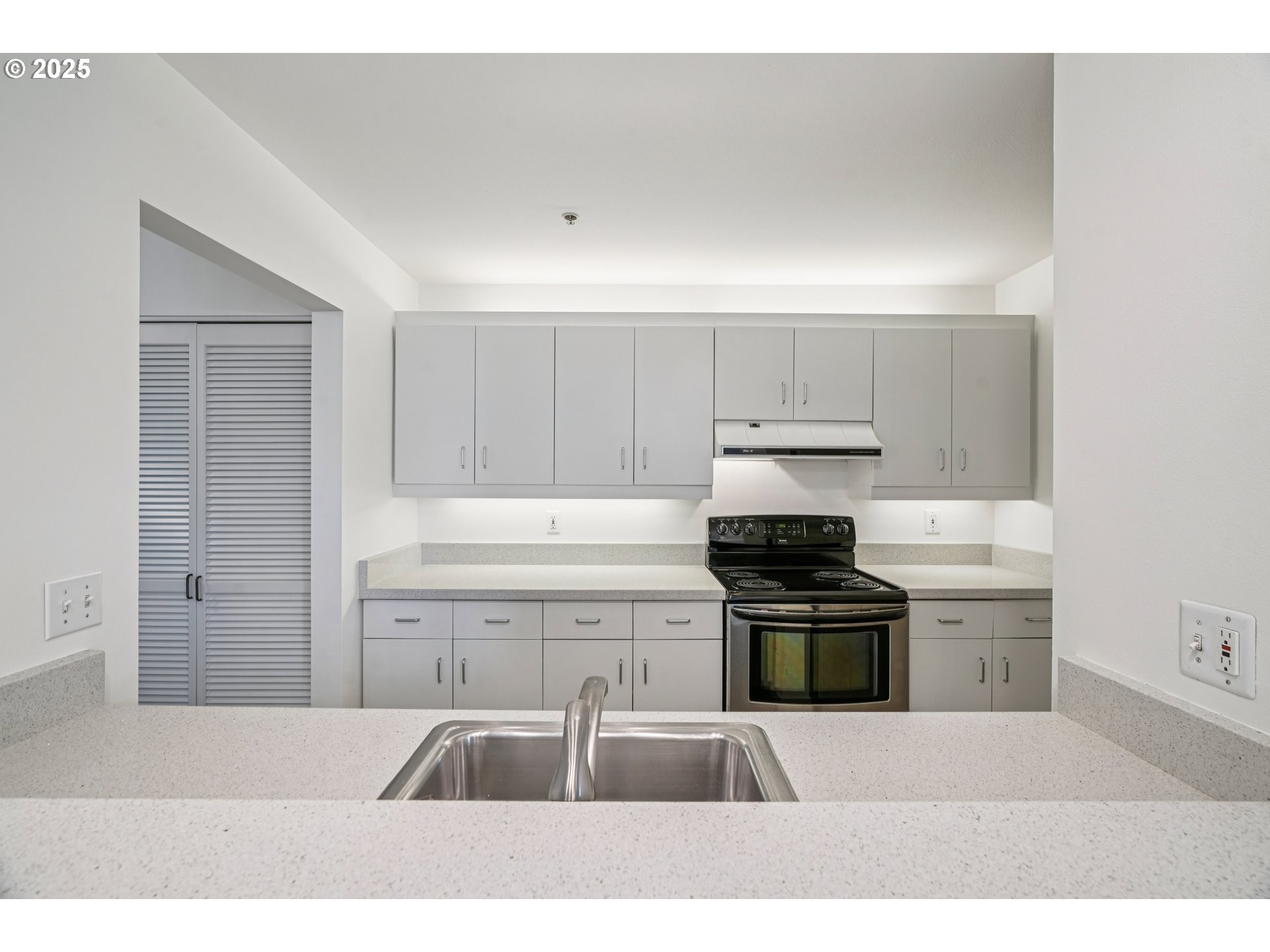 1616 South Harbor Way, Unit 402 Portland, OR 97201 - Photo 13 of 34 a kitchen with stainless steel appliances granite countertop a stove and a sink