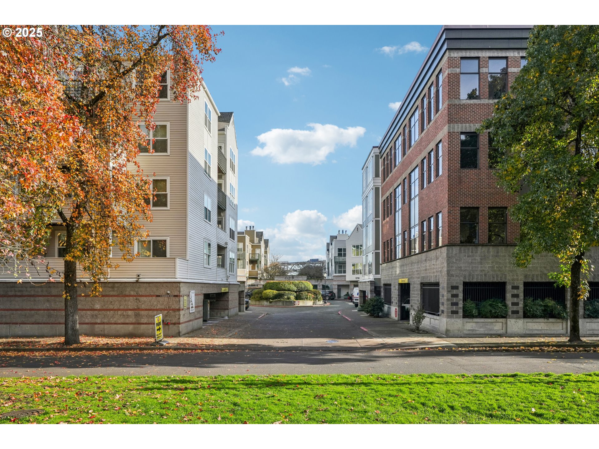 1616 South Harbor Way, Unit 402 Portland, OR 97201 - Photo 2 of 34 a view of a large building