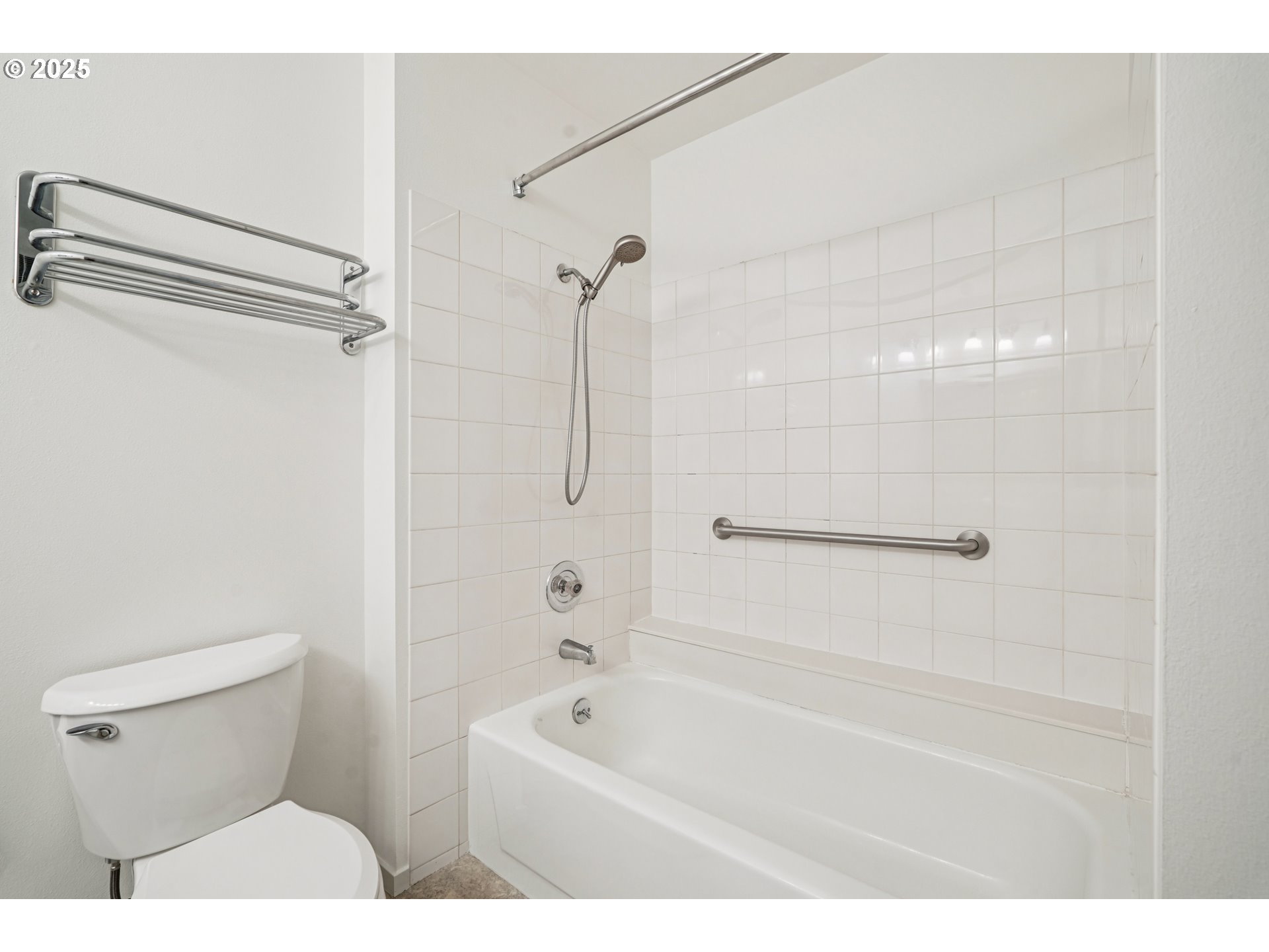 1616 South Harbor Way, Unit 402 Portland, OR 97201 - Photo 21 of 34 a bathroom with a toilet a sink and a bathtub