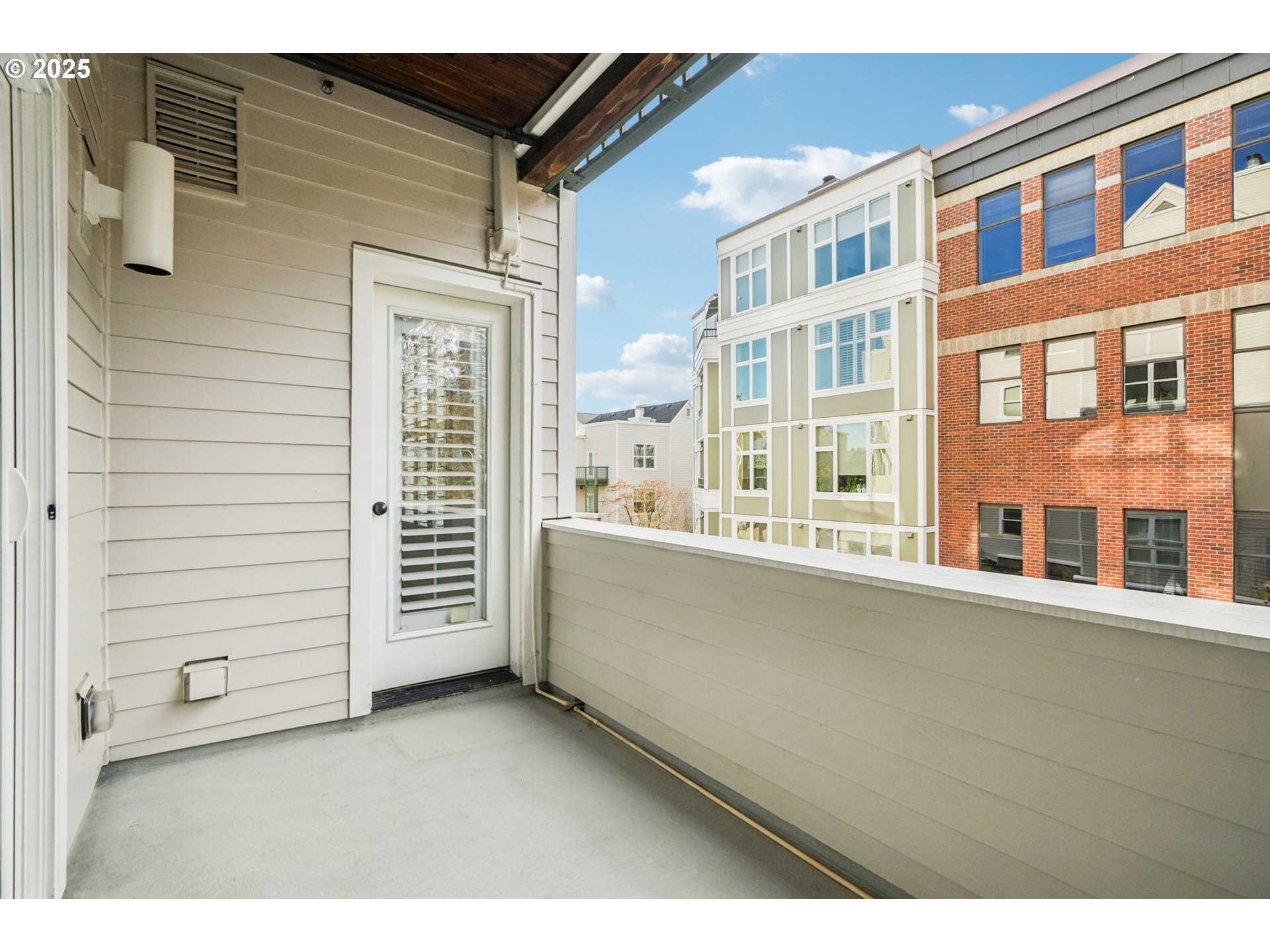 1616 South Harbor Way, Unit 402 Portland, OR 97201 - Photo 28 of 34 a balcony view with a outdoor space
