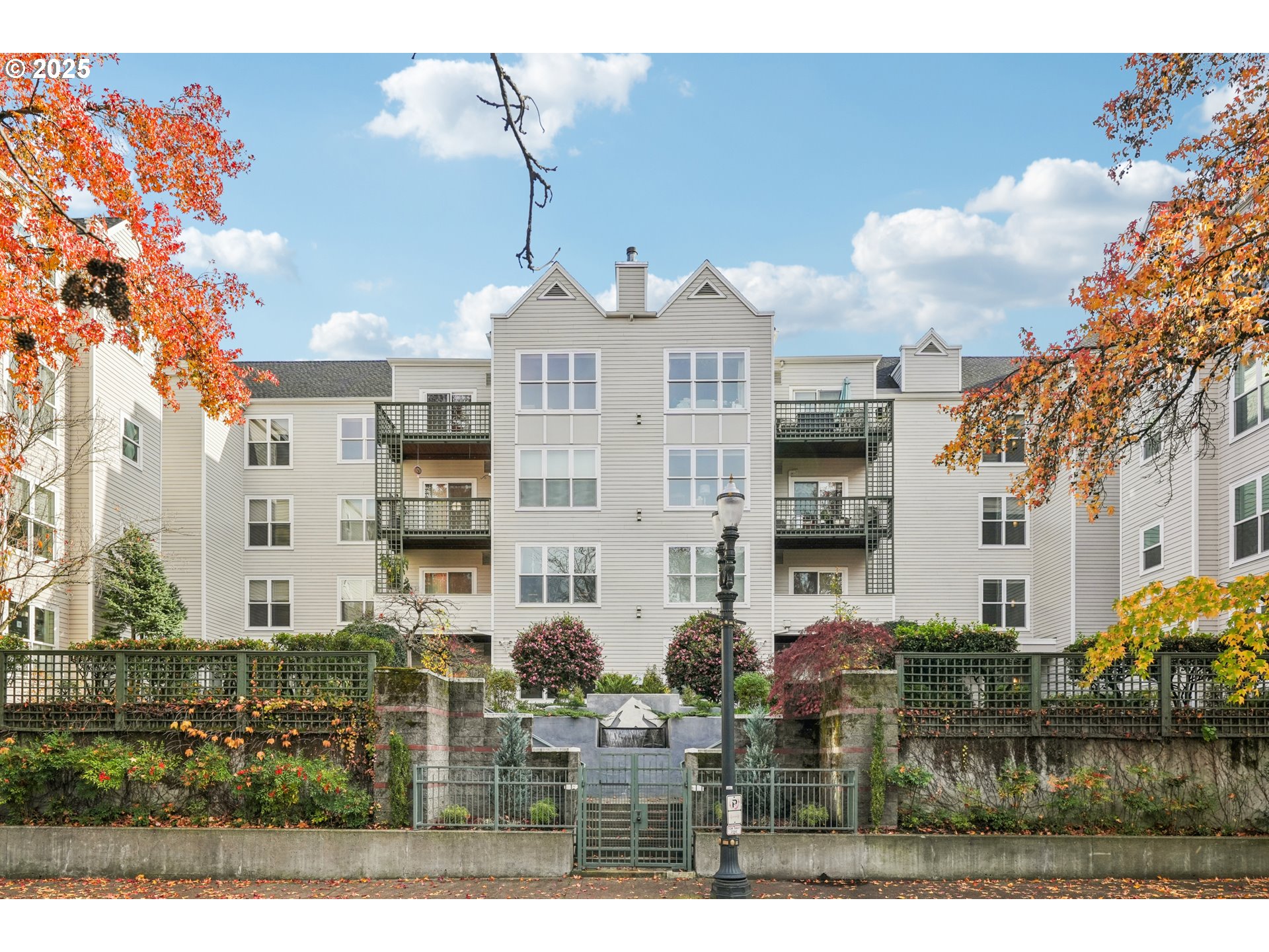 1616 South Harbor Way, Unit 402 Portland, OR 97201 - Photo 29 of 34 a view of multiple building