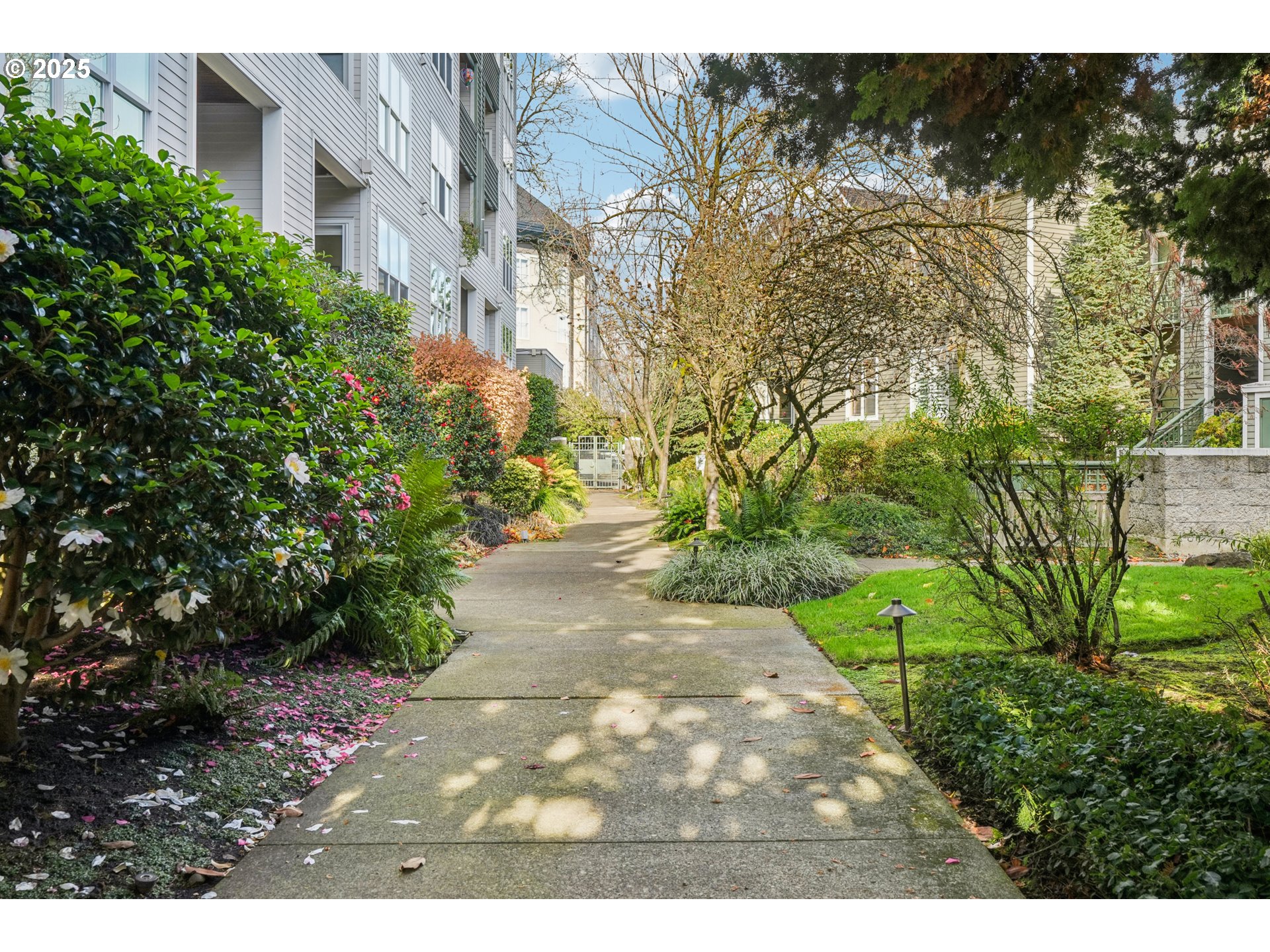 1616 South Harbor Way, Unit 402 Portland, OR 97201 - Photo 31 of 34 a view of outdoor space and yard