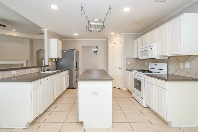 $2,450 | 707 New Pines Drive, Spring, TX 77373