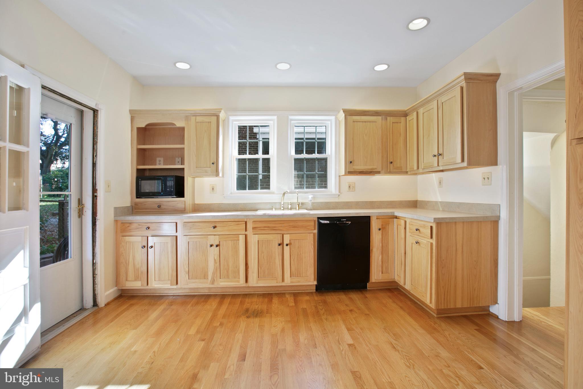 522 Overbrook Road Baltimore, MD 21212 - Photo 10 of 37 Handsome kitchen with door to covered back portch