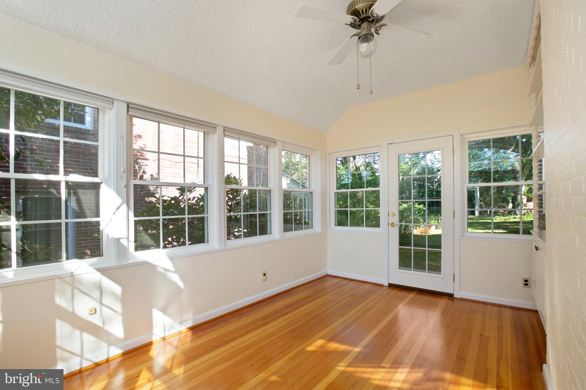 522 Overbrook Road Baltimore, MD 21212 - Photo 12 of 37 Bonus sunroom with door to backyard.