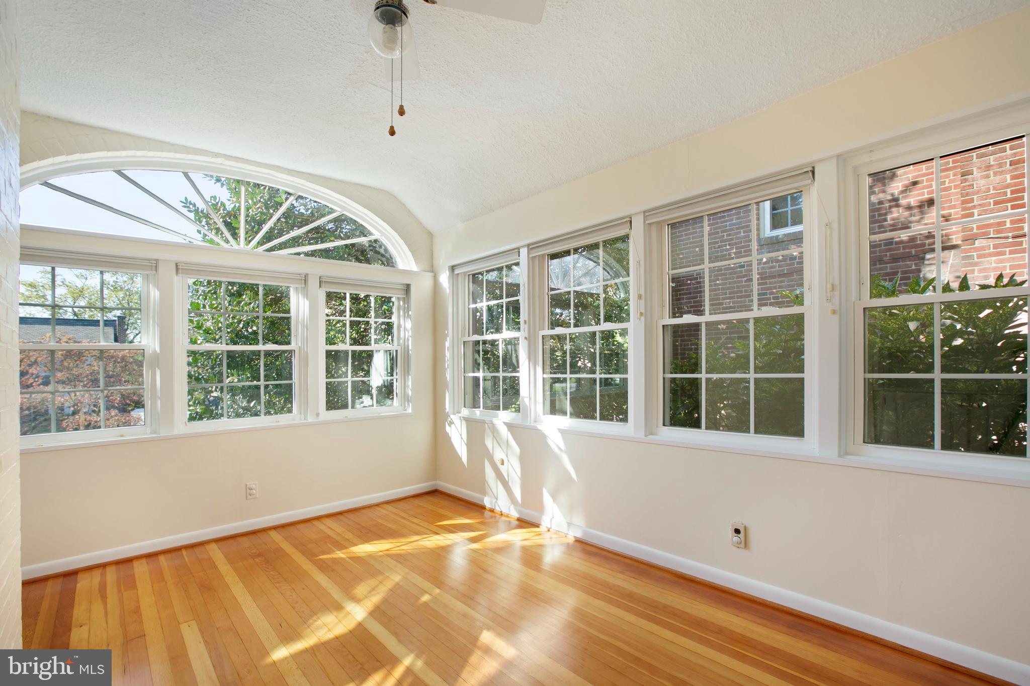 522 Overbrook Road Baltimore, MD 21212 - Photo 13 of 37 Fan window adds another architectural to this room