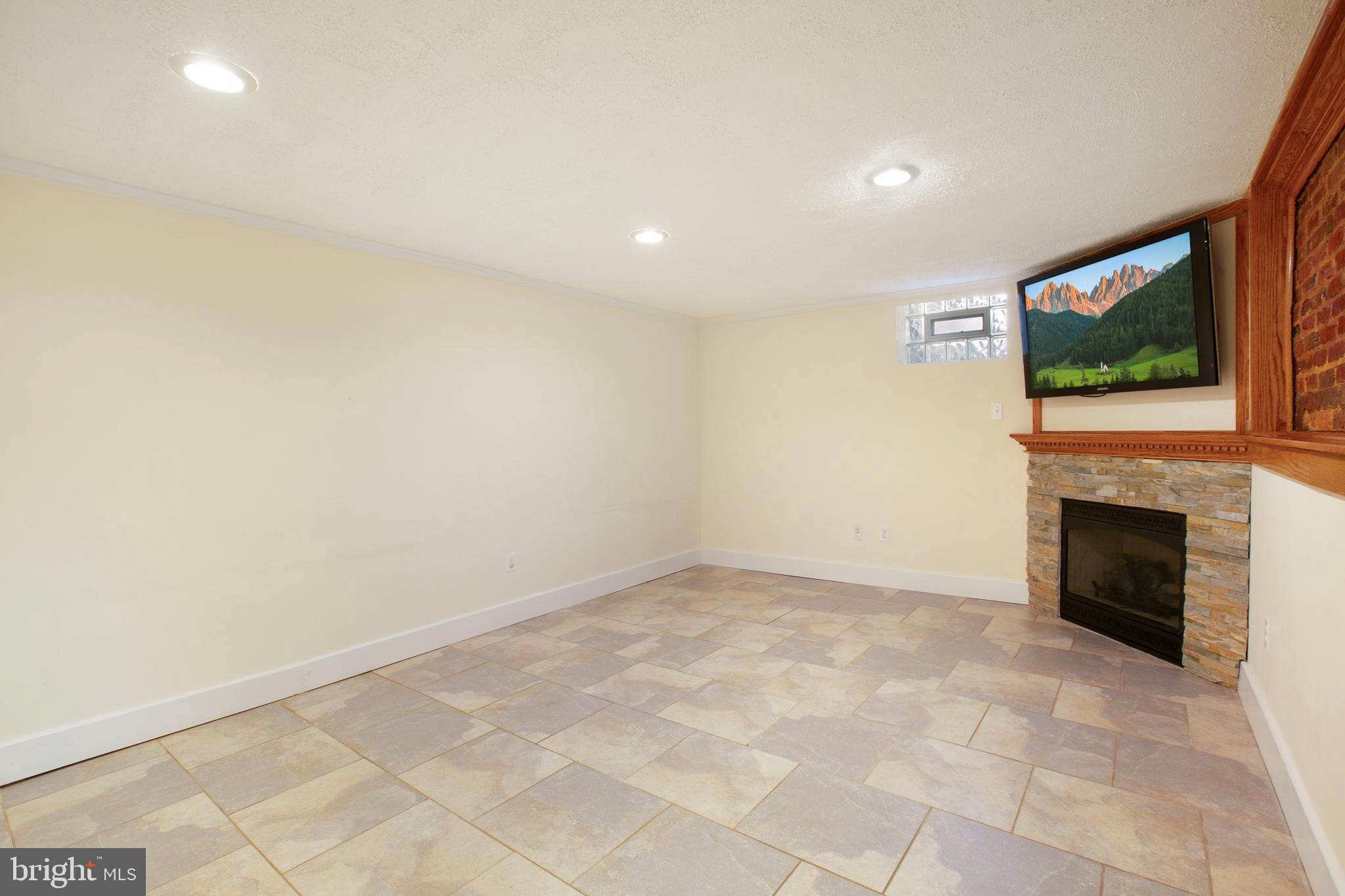 522 Overbrook Road Baltimore, MD 21212 - Photo 28 of 37 Recessed lighting makes this a very special space.