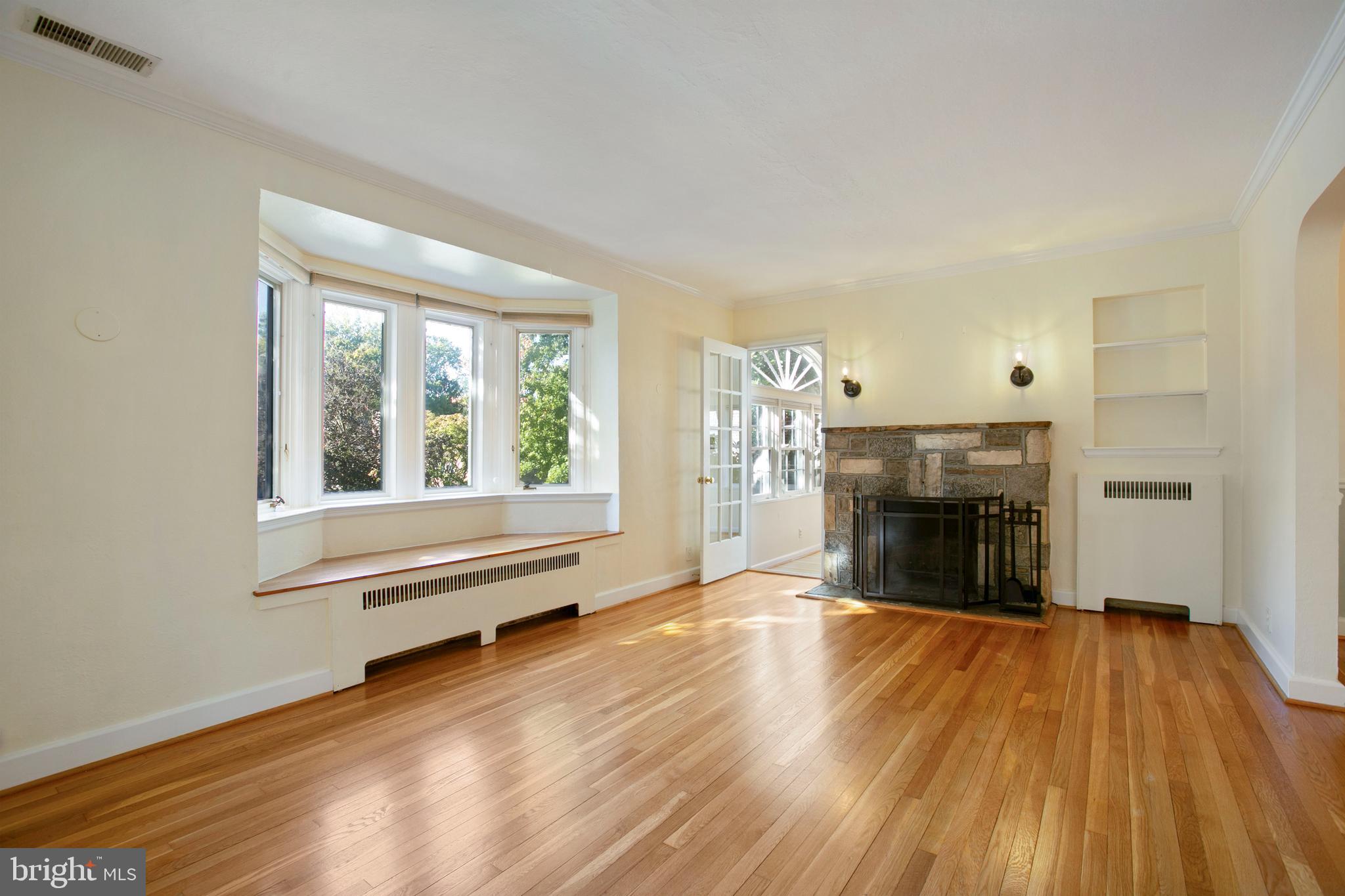 522 Overbrook Road Baltimore, MD 21212 - Photo 4 of 37 Bright, sunny room with window seat & fireplace
