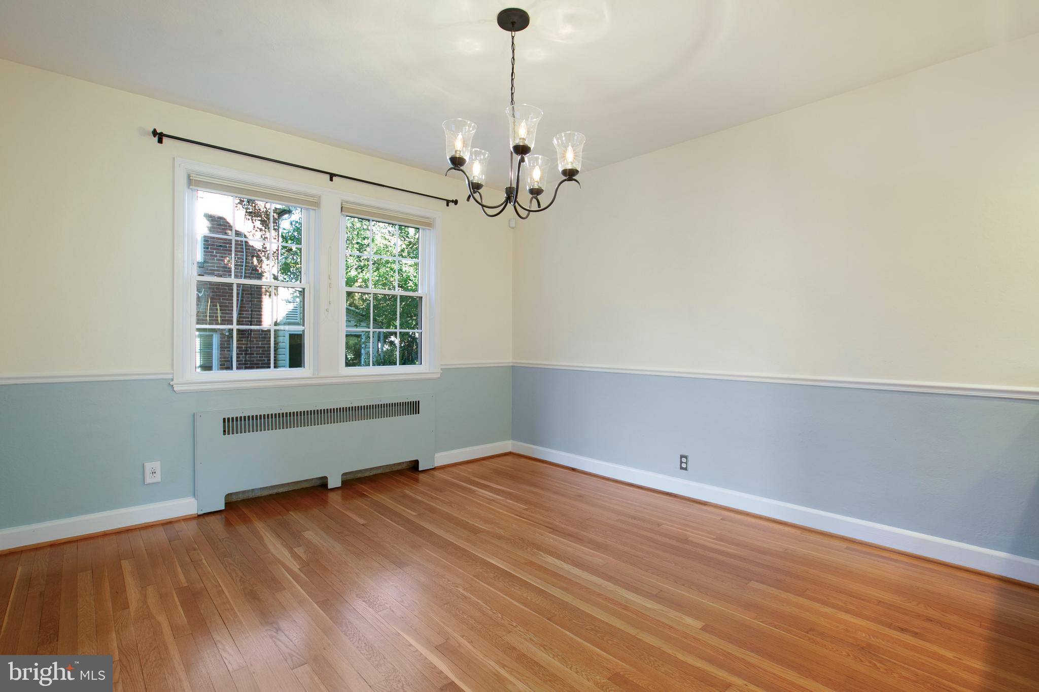 522 Overbrook Road Baltimore, MD 21212 - Photo 7 of 37 Neutral decor, energy efficient windows.
