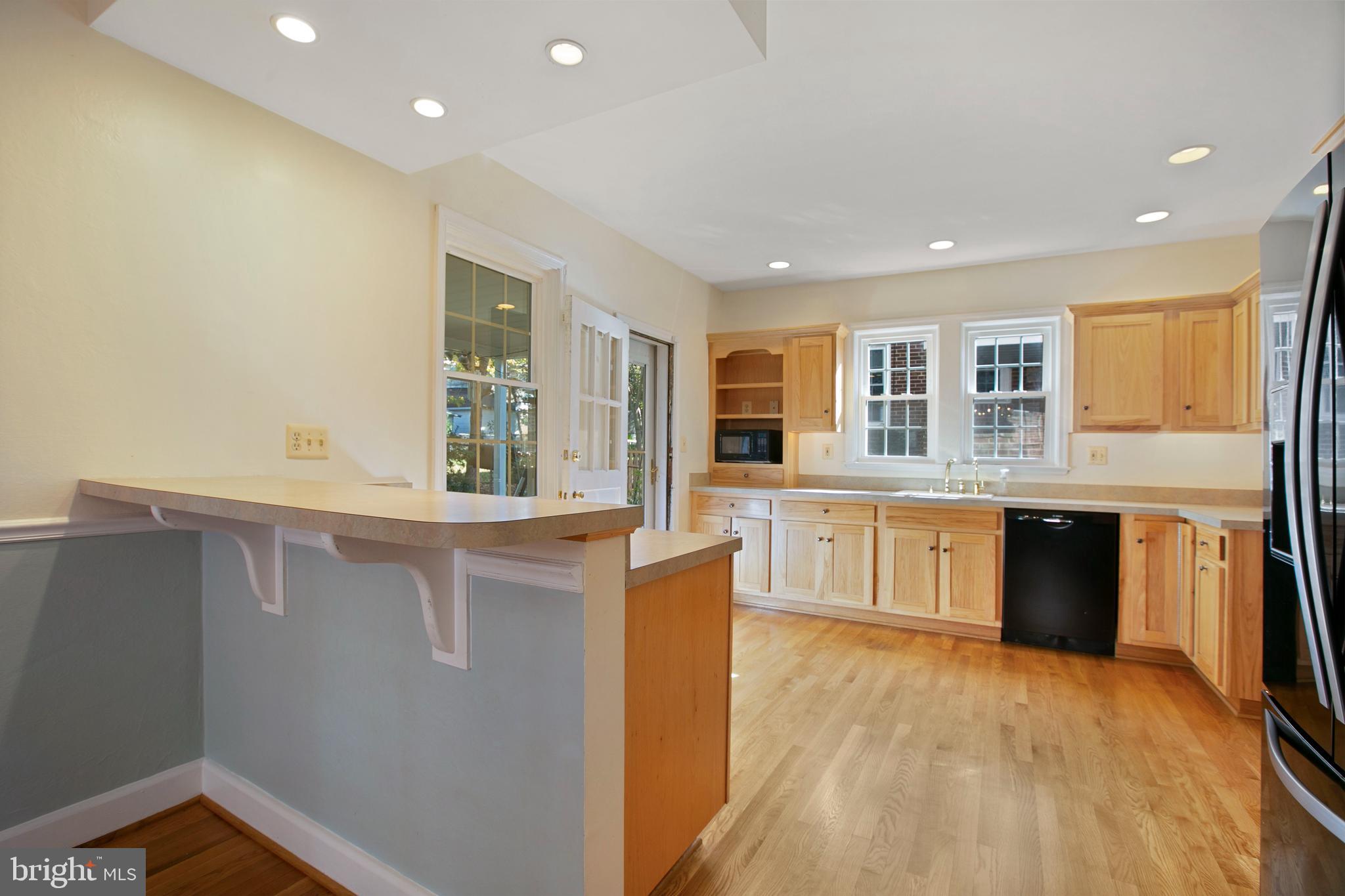 522 Overbrook Road Baltimore, MD 21212 - Photo 9 of 37 Breakfast bar joins these two rooms.