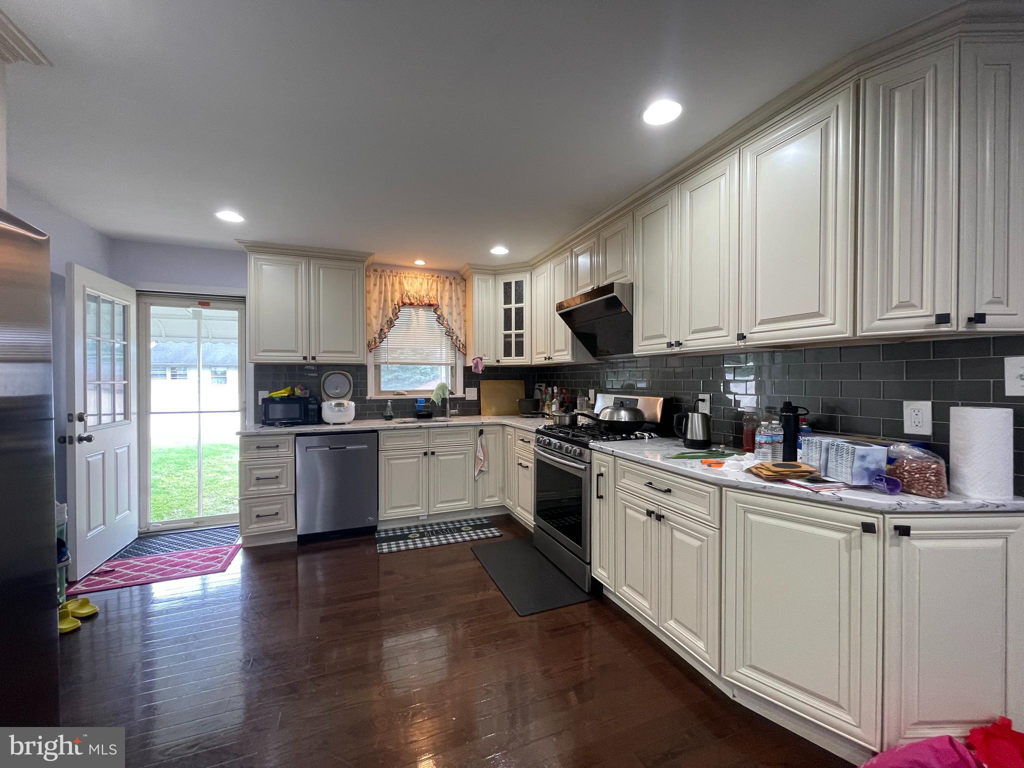 870 Morefield Road Philadelphia, PA 19115 - Photo 3 of 20