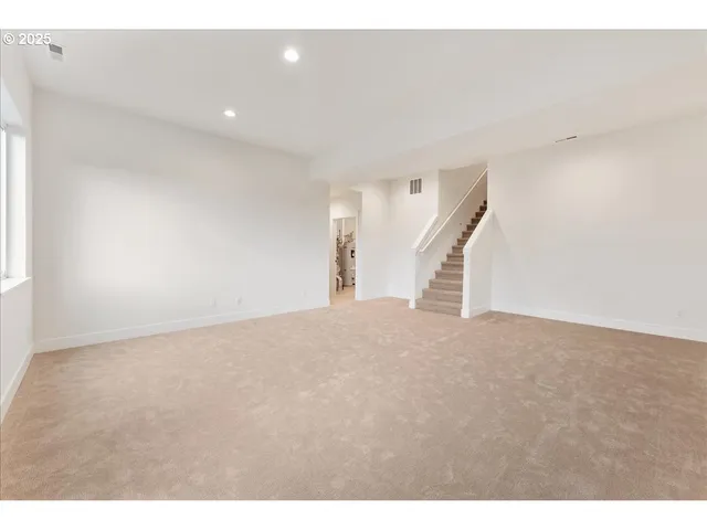 a view of empty room with window