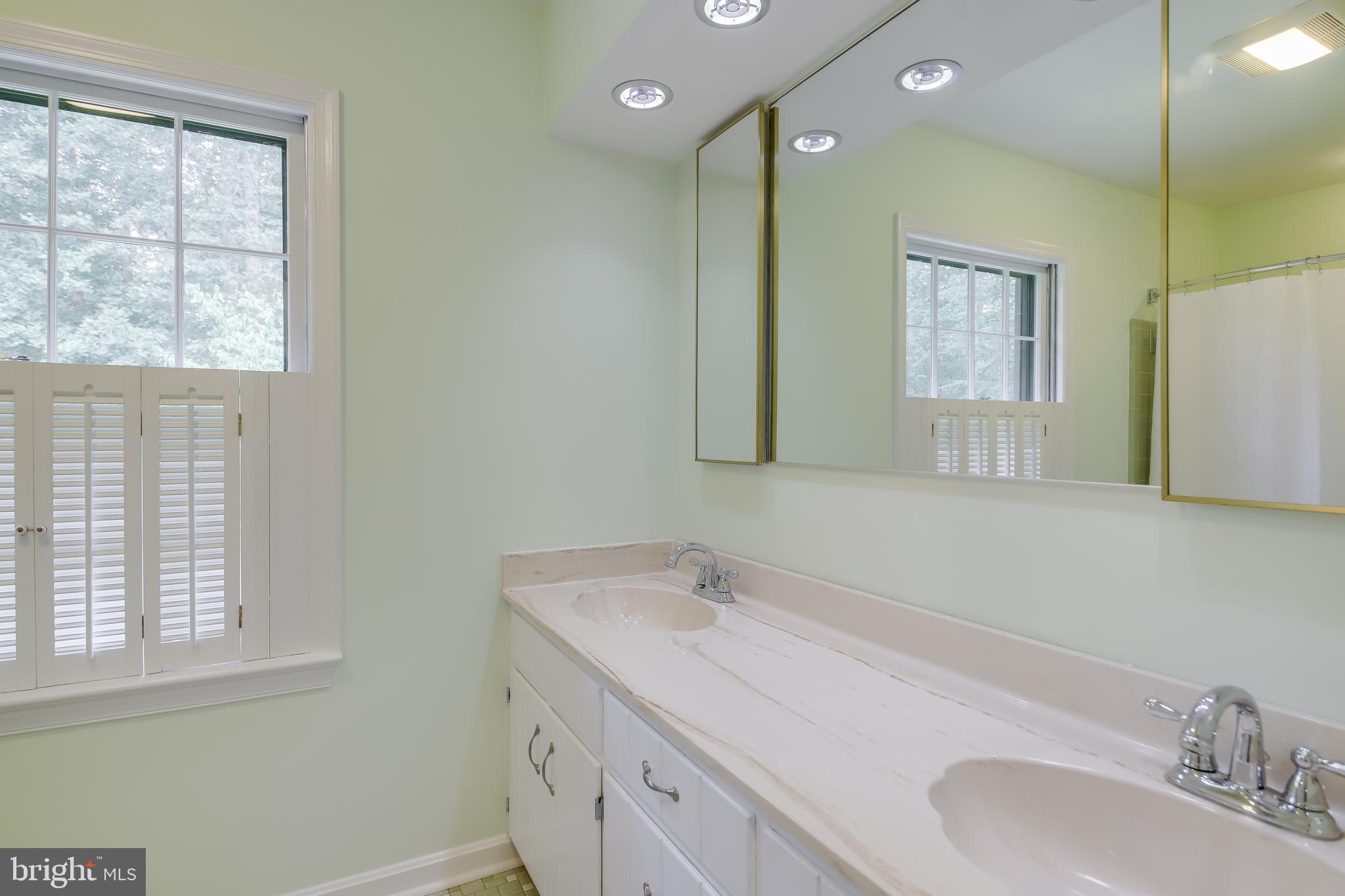 8036 Stillbrooke Road Manassas, VA 20112 - Photo 25 of 41 Second Bathroom