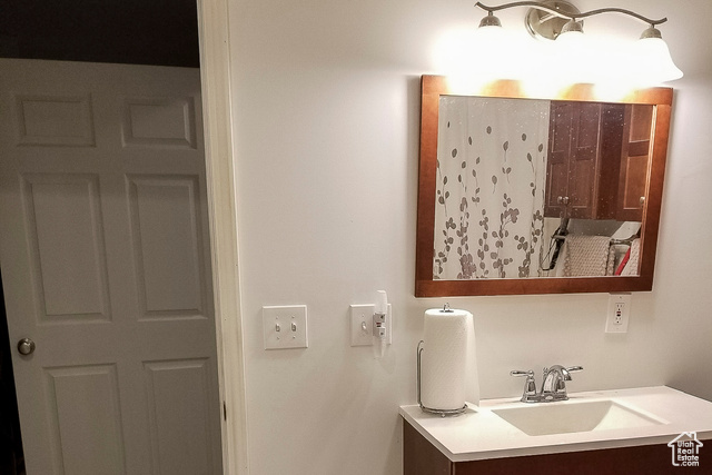 2855 South 1000 West Perry, UT 84302 - Photo 80 of 142 Bathroom featuring vanity