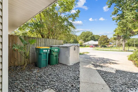 a view of a backyard