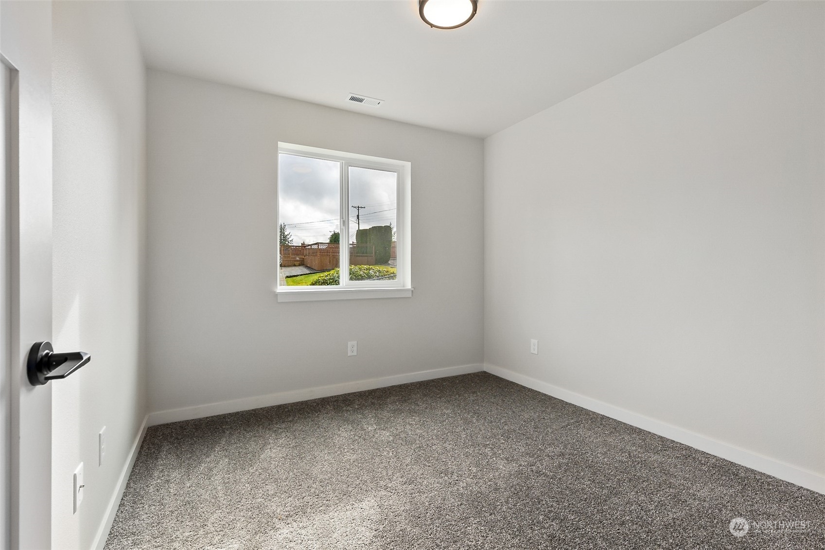 1808 Chilton Road Aberdeen, WA 98520 - Photo 15 of 20 an empty room with a window