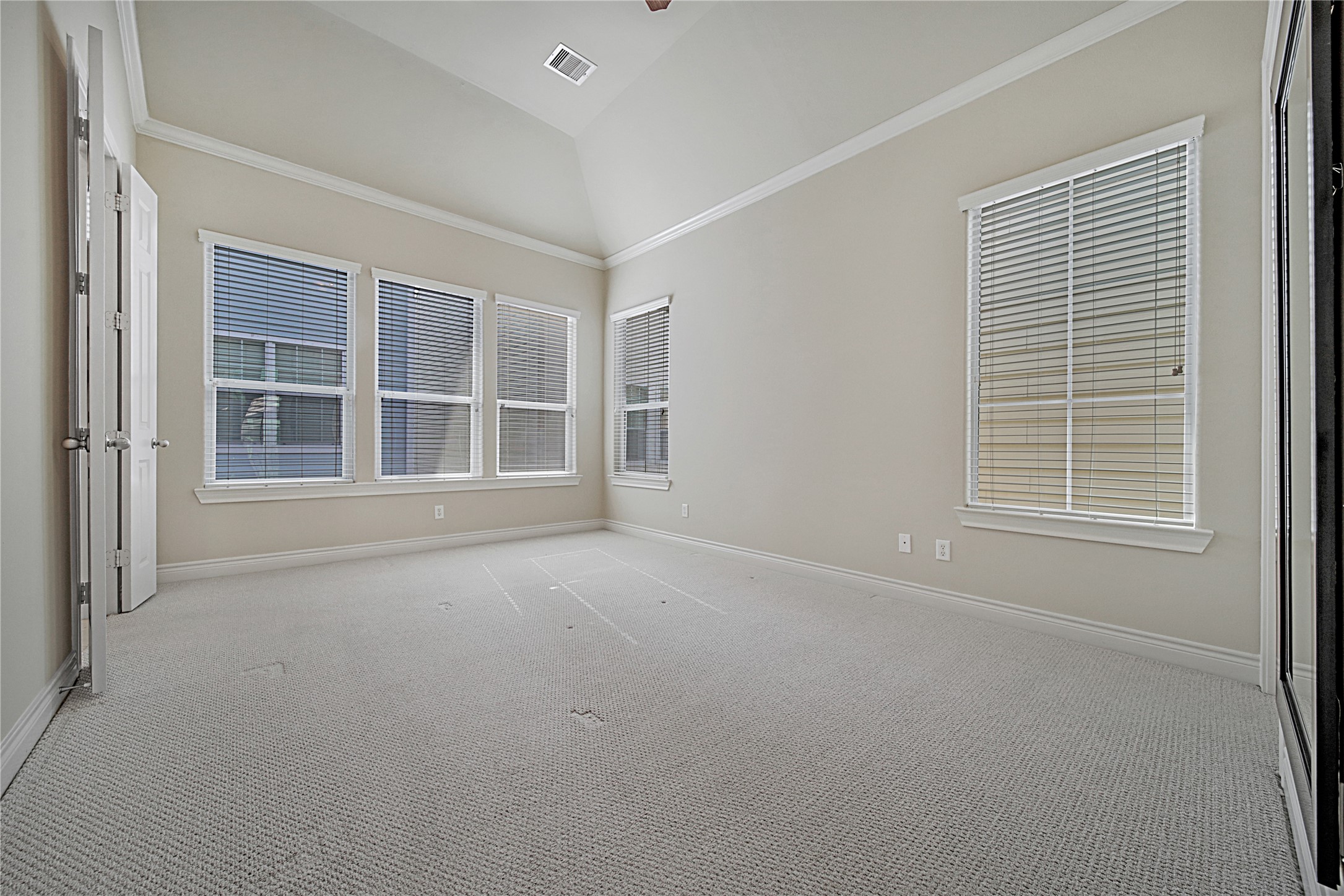 2726 Sherwin Street Houston, TX 77007 - Photo 12 of 23 Carpet recently deep cleaned