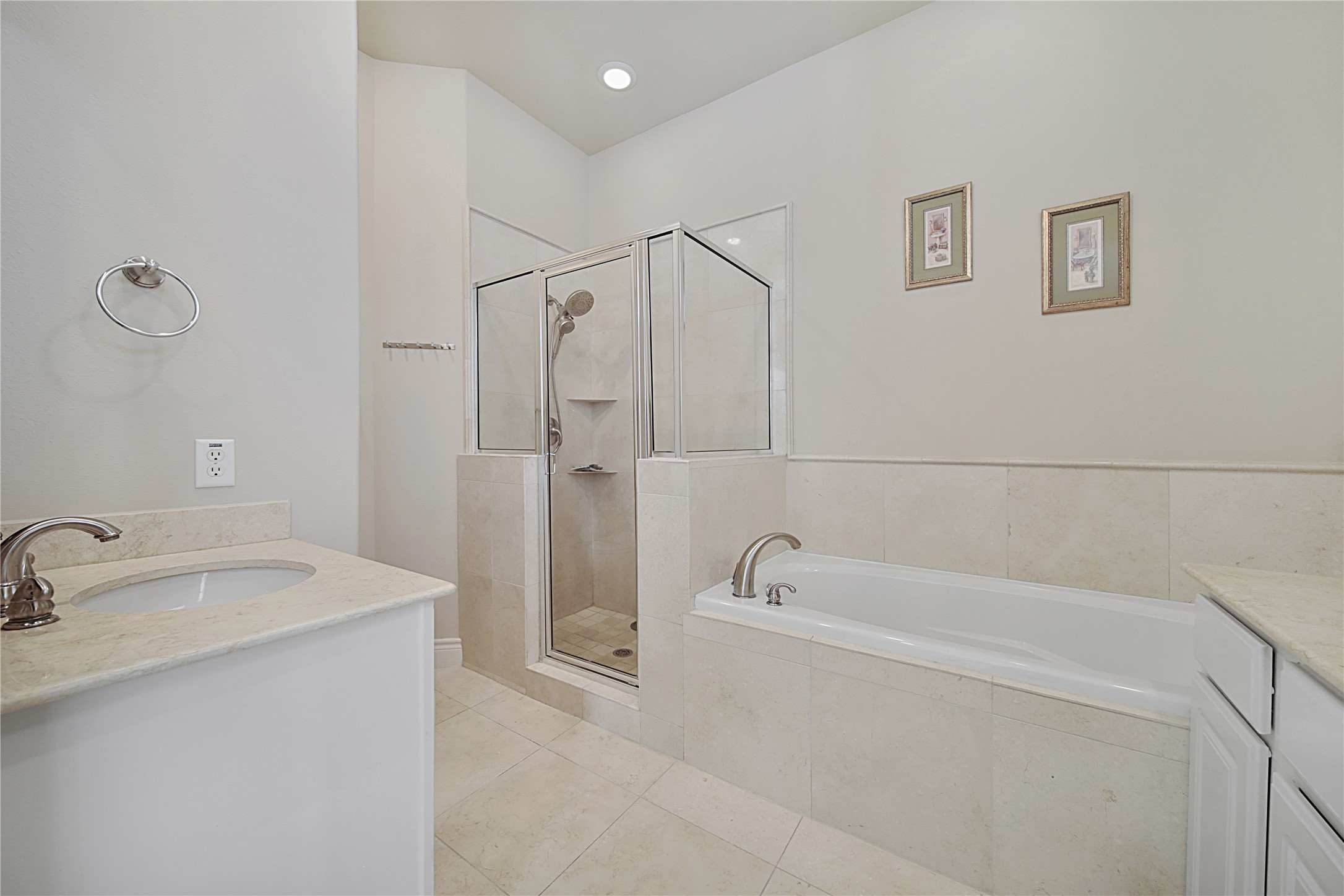 2726 Sherwin Street Houston, TX 77007 - Photo 14 of 23 Separate shower and soaking tub