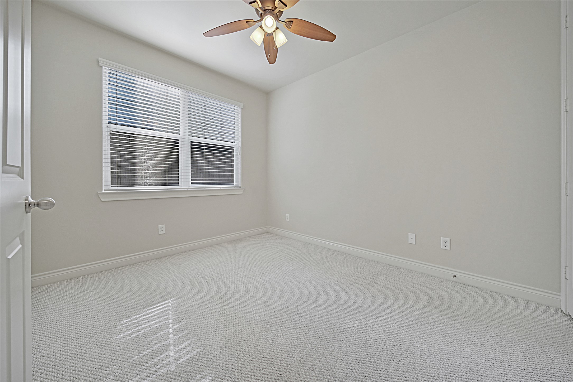 2726 Sherwin Street Houston, TX 77007 - Photo 20 of 23 Both secondary bedrooms offer abundant space
