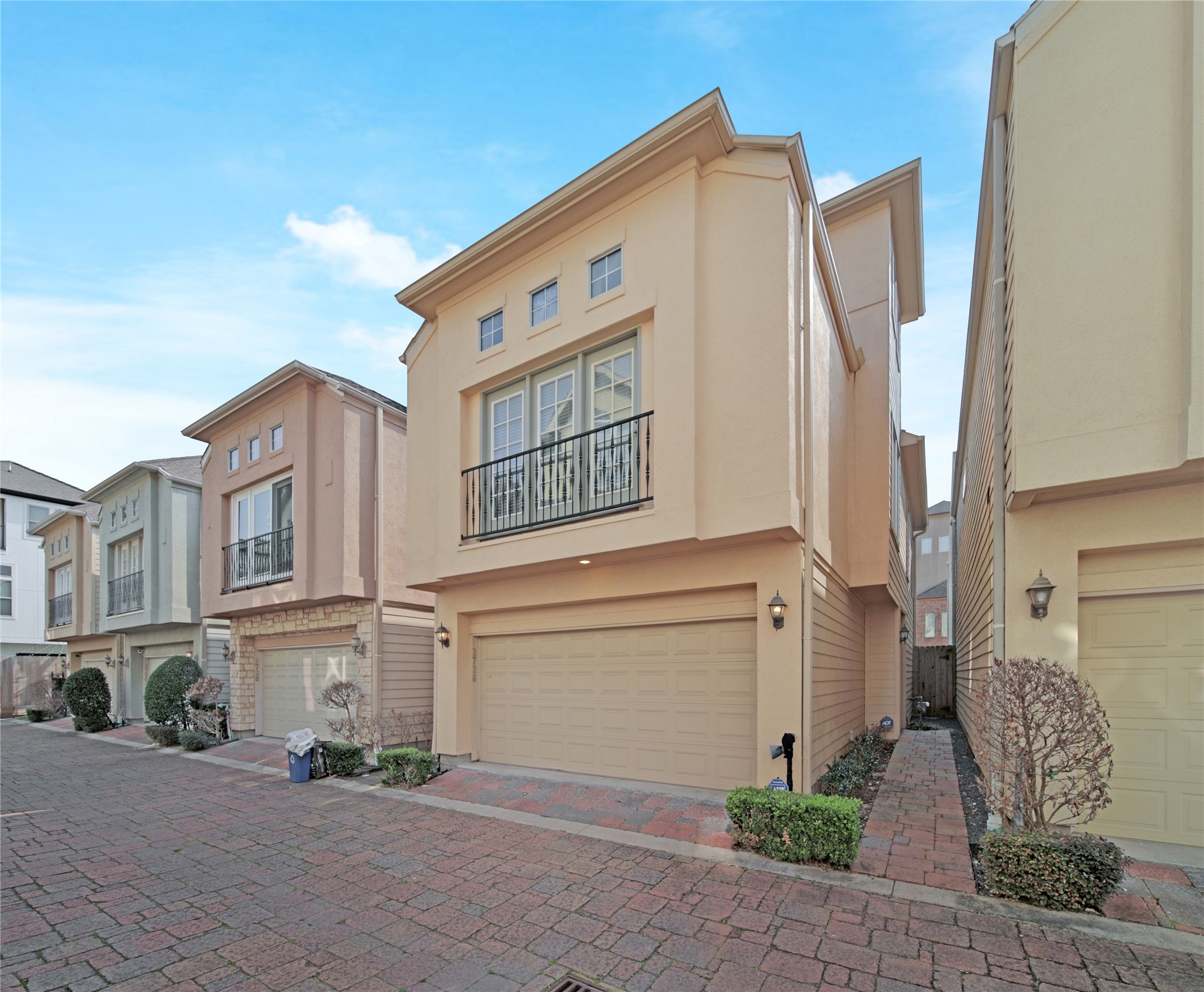 2726 Sherwin Street Houston, TX 77007 - Photo 2 of 23