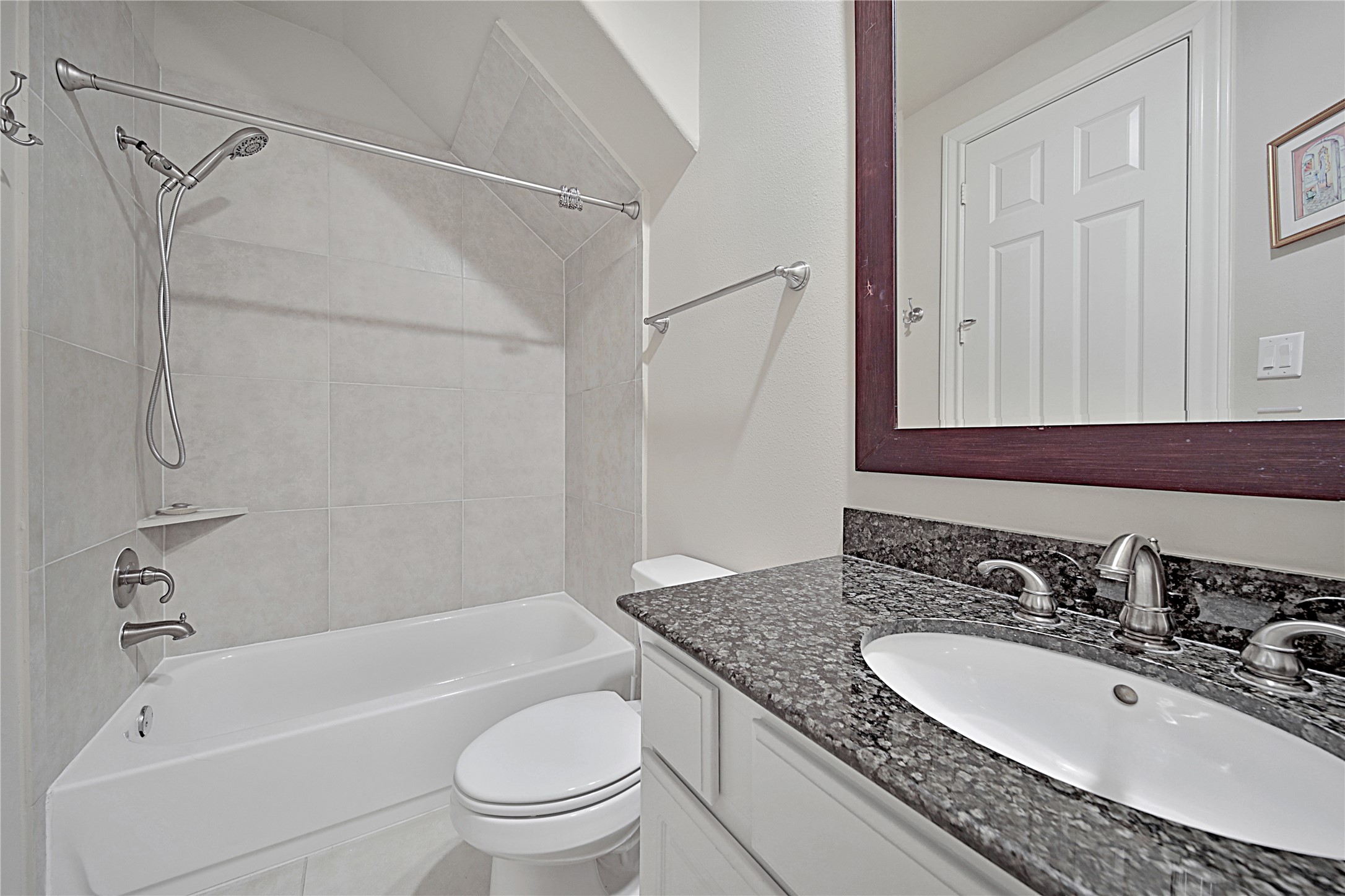 2726 Sherwin Street Houston, TX 77007 - Photo 21 of 23 Secondary bathroom with combination tub/shower.