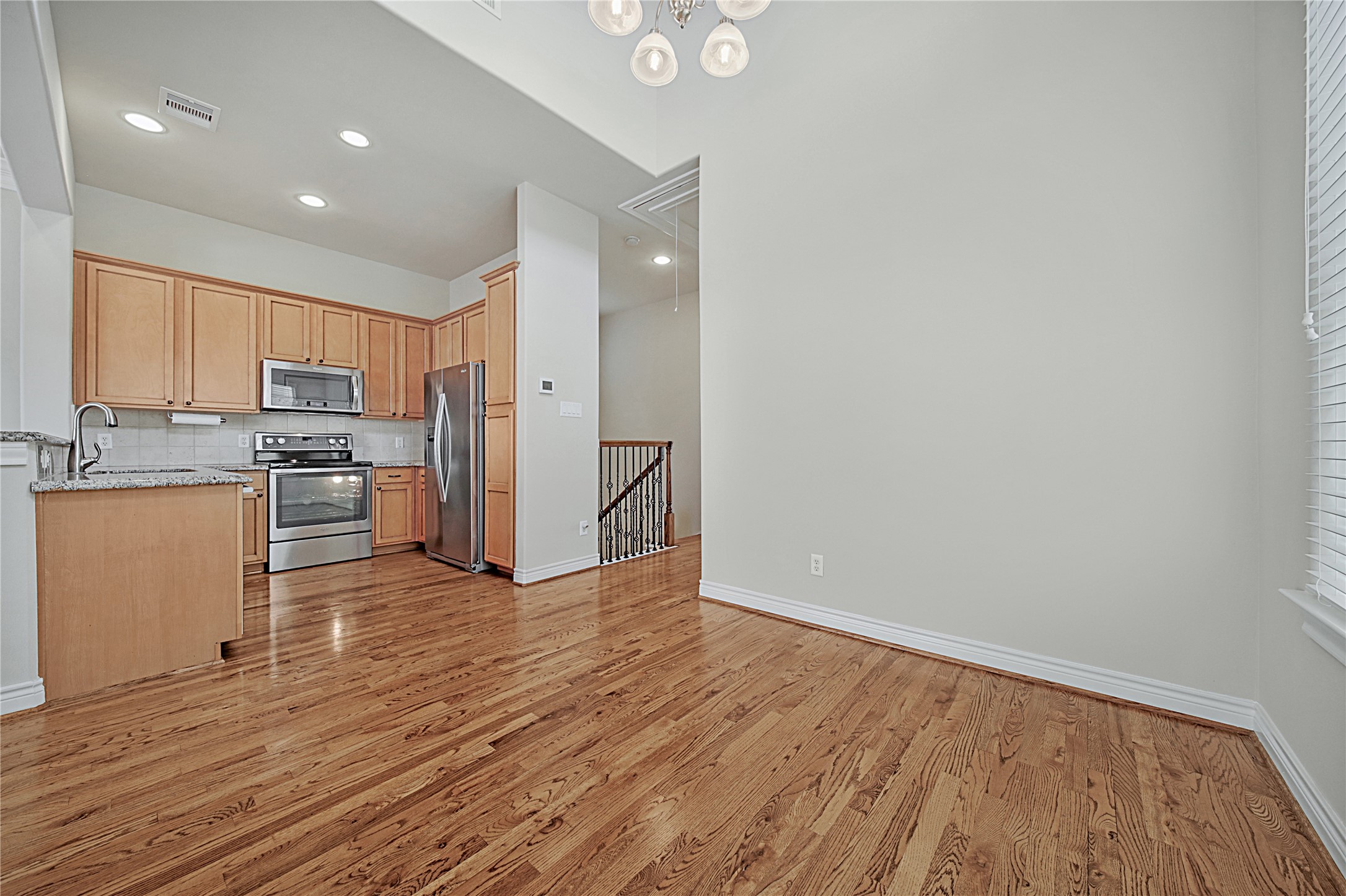 2726 Sherwin Street Houston, TX 77007 - Photo 9 of 23 Dining room space conveniently located off of the kitchen